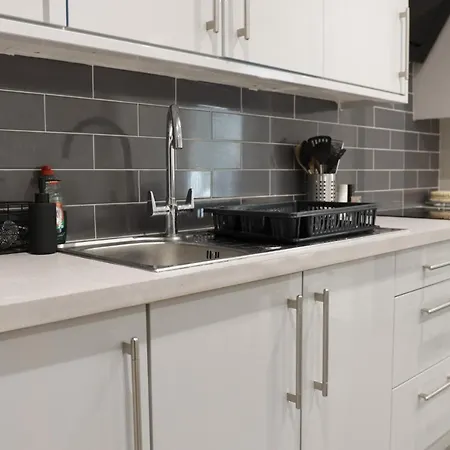 5 Bed Town House Within Centre And Sleeps Up To 11 With Sky And Netflix *