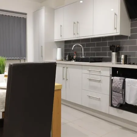 5 Bed Town House Within Centre And Sleeps Up To 11 With Sky And Netflix Apartman *