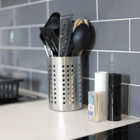 5 Bed Town House Within Centre And Sleeps Up To 11 With Sky And Netflix