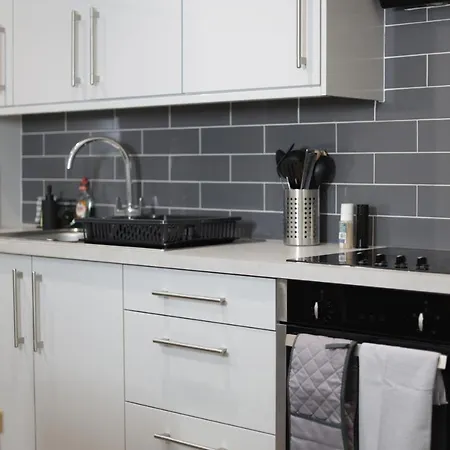 5 Bed Town House Within Centre And Sleeps Up To 11 With Sky And Netflix