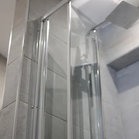 5 Bed Town House Within Centre And Sleeps Up To 11 With Sky And Netflix * Birmingham