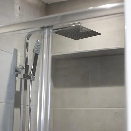 5 Bed Town House Within Centre And Sleeps Up To 11 With Sky And Netflix