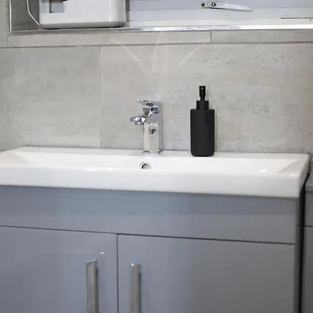 Apartman 5 Bed Town House Within Centre And Sleeps Up To 11 With Sky And Netflix