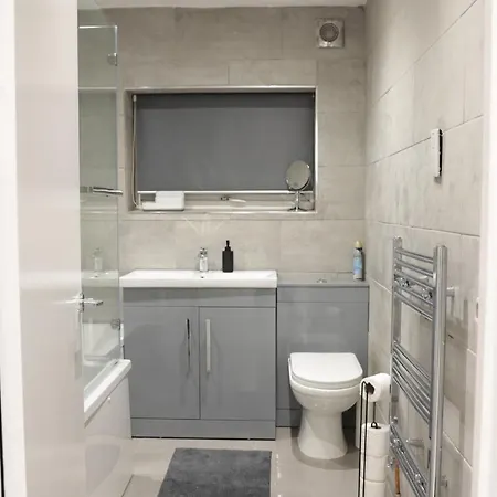 5 Bed Town House Within Centre And Sleeps Up To 11 With Sky And Netflix Apartman *