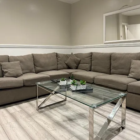 5 Bed Town House Within Centre And Sleeps Up To 11 With Sky And Netflix Apartman
