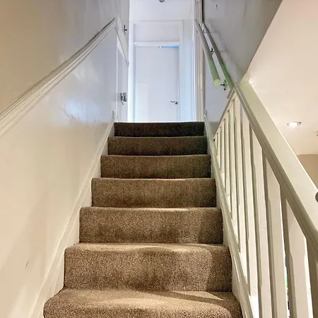 5 Bed Town House Within Centre And Sleeps Up To 11 With Sky And Netflix Apartman *