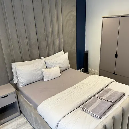5 Bed Town House Within Centre And Sleeps Up To 11 With Sky And Netflix *