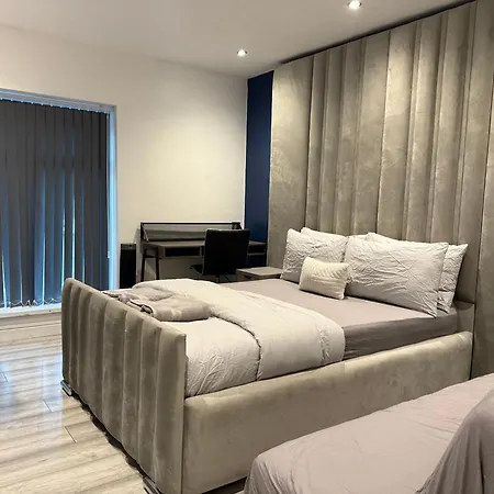 5 Bed Town House Within Centre And Sleeps Up To 11 With Sky And Netflix