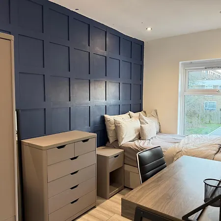 5 Bed Town House Within Centre And Sleeps Up To 11 With Sky And Netflix Apartman