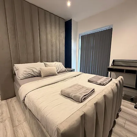 5 Bed Town House Within Centre And Sleeps Up To 11 With Sky And Netflix Apartman