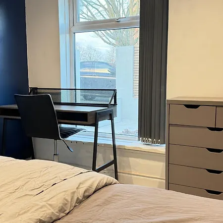 Apartman 5 Bed Town House Within Centre And Sleeps Up To 11 With Sky And Netflix *