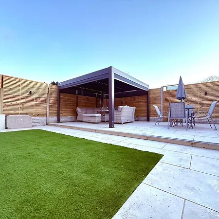 5 Bed Town House Within Centre And Sleeps Up To 11 With Sky And Netflix * Birmingham