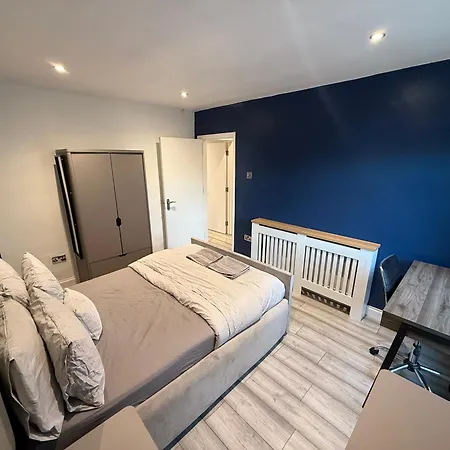 5 Bed Town House Within Centre And Sleeps Up To 11 With Sky And Netflix