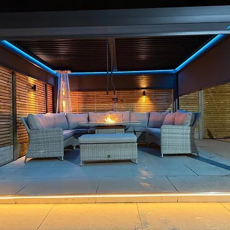 5 Bed Town House Within Centre And Sleeps Up To 11 With Sky And Netflix Apartman
